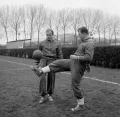 Нападающие сборной Испании Ладислав Кубала и Альфредо ди Стефано во время тренировки накануне товарищеского матча против сборной Франции. 1958