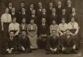 Китайский студенческий клуб в Педагогическом колледже. В центре профессор Пол Монро. 1916