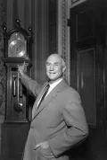 Сенатор Стром Термонд указывает на часы в Капитолии во время перерыва в дискуссии против Билля о гражданских правах. 29 августа 1957