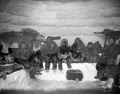 Семья инуитов в иглу
