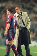 Тренер «Барселоны» Йохан Кройф разговаривает с Альбертом Феррером. 1992
