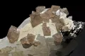 Прозрачные дипирамидальные кристаллы шеелита на кварце (провинция Сычуань, Китай)