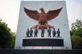 Памятник «Священная Панчасила». Монумент памяти шести индонезийских генералов, об­ви­нённых в за­го­во­ре про­тив пре­зи­ден­та Сукарно и расстрелянных в ночь на 1 октября 1965. Лубанг Буайя, Джакарта