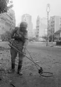 Советский сапёр разминирует центральную площадь столицы Югославии. Октябрь 1944