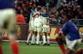Сборная России отмечает победный гол во время матча со сборной Франции в рамках отборочного турнира к чемпионату Европы. Стадион «Стад де Франс», Сен-Дени (Франция). 1999