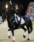 Анки ван Грюнсвен празднует победу в индивидуальной выездке на Играх XXIX Олимпиады. 2008