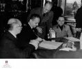 Министр иностранных дел Венгрии Чаки Иштван подписывает приговор арбитражного суда в Вене. 30 августа 1940