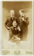 Марсель Пруст в окружении Роберта де Флёра (слева) и Люсьена Доде (справа). 1896