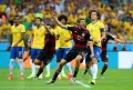 Игрок сборной Германии Томас Мюллер празднует первый забитый гол во время полуфинального матча Бразилия – Германия