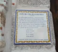 Памятная доска на доме священника из Касаррубиоса с цитатой из Топографических донесений Филиппа II
