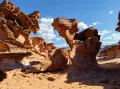 Эоловые формы рельефа в национальном парке Голд Бьютт (штат Невада, США)