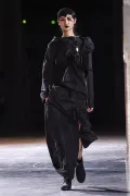 Модель женской одежды. Дизайнер Ямамото Ёдзи. Коллекция осень/зима 2017–2018