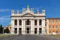Базилика Сан-Джованни-ин-Латерано, Рим. Основана в 310-е гг. Фасад создан в 1732–1736. Архитектор Алессандро Галилей