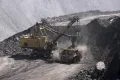 Кузбасс. Погрузка угля в самосвал (Кемеровская область, Россия)