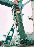 Погрузка морской баллистической ракеты Р-39 на подводную лодку проекта 941