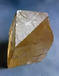 Кальцит. Сдвойникованный кристалл. Джоплин, штат Миссури (США)