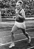 2-кратный чемпион Игр XVI Олимпиады по бегу на дистанциях 5000 м и 10 000 м Владимир Куц. 1956