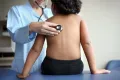 Педиатр прослушивает лёгкие ребёнка с помощью стетоскопа