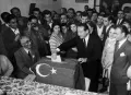 Премьер-министр Турции Аднан Мендерес голосует на парламентских выборах. Между 1954 и 1957