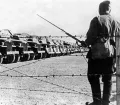 Советский солдат охраняет площадку с новыми американскими грузовыми автомобилями, поставляемых по ленд-лизу через Иран. 1942–1944