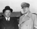 Джозеф М. Додж и Дуглас Макартур в аэропорту Ханэда в Токио в ожидании прибытия министра финансов США Джона Снайдера для переговоров по экономике Японии. 23 ноября 1949