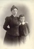 Елена Левицкая с сыном Николаем. 1910-е гг.