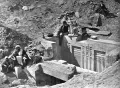 Огюст Мариет (в центре) на раскопках некрополя в Саккаре (Египет)