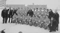 Главный тренер сборной СССР по хоккею Аркадий Чернышёв (в центре на втором плане), игроки сборной (в спортивной форме) и тренерский штаб после победы советской команды в хоккейном турнире на XI зимних Олимпийских играх. 1972