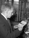 Илья Эренбург с книгой «Оттепель». 1957.