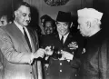 Президент Египта Гамаль Абдель Насер, президент Индонезии Сукарно и премьер-министр Индии Джавахарлал Неру на приёме в честь африканских и азиатских наций. Штаб-квартира ООН, Нью-Йорк. 4 октября 1960