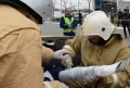 Пожарные МЧС России накладывают шину «пострадавшим» в аварии во время соревнований по ликвидации последствий ДТП. Грозный. 2019