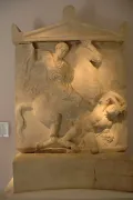 Погребальная стела афинского всадника Дексилея. Дексилей атакует пелопоннесского гоплита во время Коринфской войны. Ок. 394–393 до н. э. 