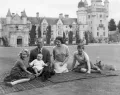Королева Великобритании Елизавета II и принц Филипп, герцог Эдинбургский, со своими детьми принцессой Анной и принцами Эндрю и Чарлзом (будущим королём Великобритании Карлом III). Замок Балморал (Шотландия). Сентябрь 1960