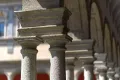 Импост над сдвоенными колоннами в клуатре монастыря в Милане