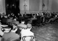 Бывший член ЦК Коммунистической партии США Луис Буденц (в центре, спиной к фотокамере) даёт показания на заседании Комиссии по расследованию антиамериканской деятельности. 1946