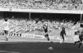 Английский футболист Брайан Робсон празднует гол, забитый в ворота сборной Франции