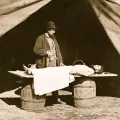 Военный хирург Ричард Бёрр бальзамирует тело солдата. Между 1860 и 1865