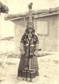 Казахская девушка в свадебном костюме и головном уборе саукеле