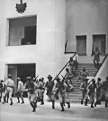 Солдаты Фульхенсио Батисты готовятся отражать нападение повстанцев на казармы Монкада. Сантьяго-де-Куба. 26 июля 1953