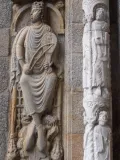 Барельеф, изображающий царя Давида, на стене кафедрального собора Сантьяго-де-Компостела