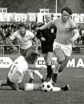 Гус Хиддинк (справа) играет за ФК «Де Графсхап». 1974