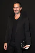 Марк Джейкобс на гала-ужине Vogue Paris Foundation в Музее Гальера, Париж. 2015