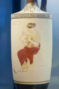 Муза, играющая на лире. Изображение на белофонном лекифе. Ок. 445 до н. э.