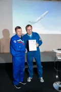 Игорь Ушаков (слева) на вручении сертификата об участии в программе параболических полётов. Берлин. 2012