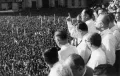 Президент Аргентины Хуан Перон выступает на митинге в честь годовщины перонистского движения. Площадь Мая, Буэнос-Айрес. 1950