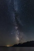 Звёздное небо с Млечным Путём над озером