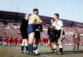 Капитаны сборных Швеции и Германии обмениваются вымпелами перед началом матча. Стадион «Уллеви», Гётеборг. 1958