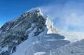 Восхождение альпинистов на вершину горы Джомолунгма (Непал)