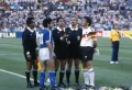 Капитаны сборных Аргентины и Германии Диего Марадона и Лотар Маттеус наблюдают за предматчевой жеребьёвкой перед финалом чемпионата мира по футболу. Рим. 1990