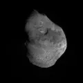 Ядро кометы Темпеля 1 (9Р/Tempel 1). Изображение передано космическим аппаратом «Deep Impact».